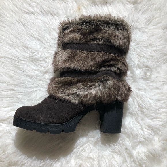 BEARPAW NWT NIB Fuzzy brown boots with bows on side and heels size 9 classic Ugg - Picture 3 of 6